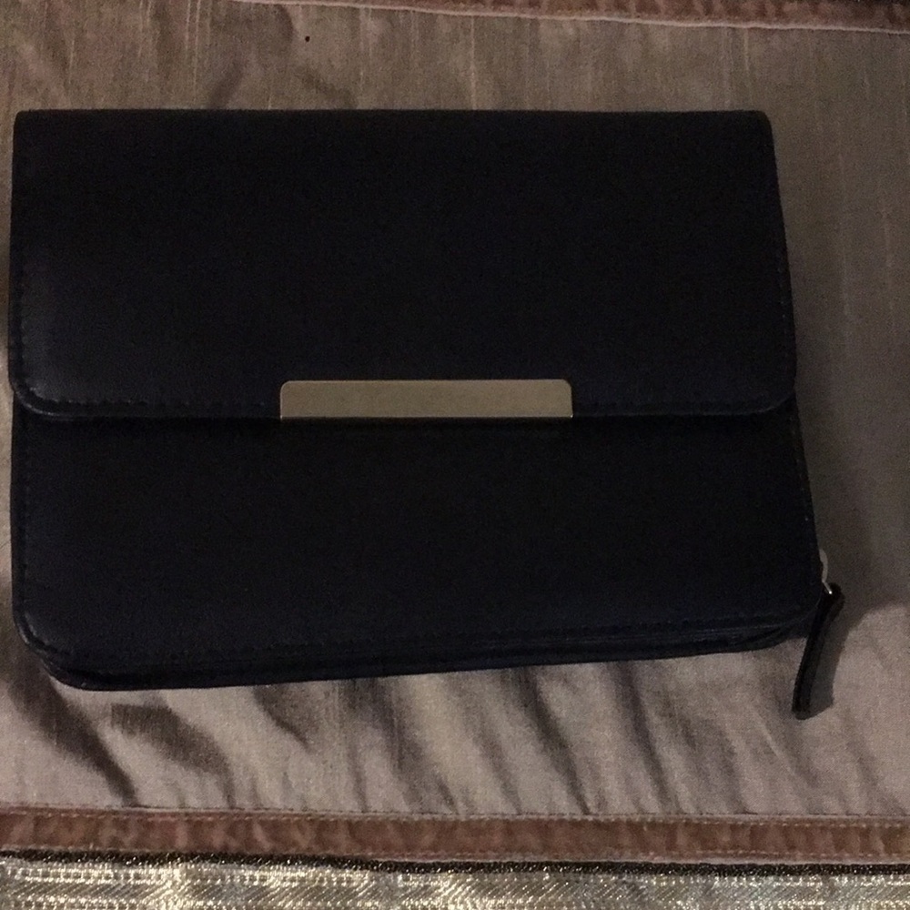 Black 2 in 1 wallet on with removable adjustable strap - Picture 2 of 11